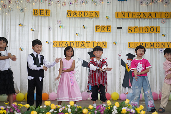 Graduation :: BEE GARDEN International School